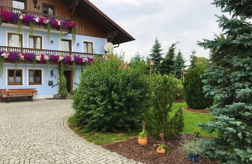 Hartkirchen Apartment | Gemütliche Ferienwohnung mit Balkon und geräumigen Bad mit Dusche und Fenster
