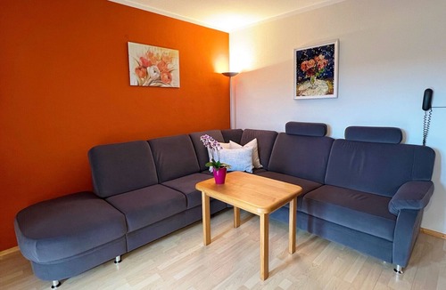Hartkirchen Apartment | Gemütliche Ferienwohnung mit Balkon und geräumigen Bad mit Dusche und Fenster
