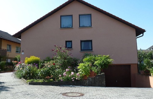Igersheim Apartment | Gemütliche Ferienwohnung (70qm) mit Parkplatz und Supermarkt vor Ort
