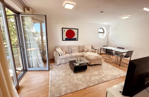 Schoenefeld Apartment | Gemütliche Wohnung mit Balkon in Schönefeld