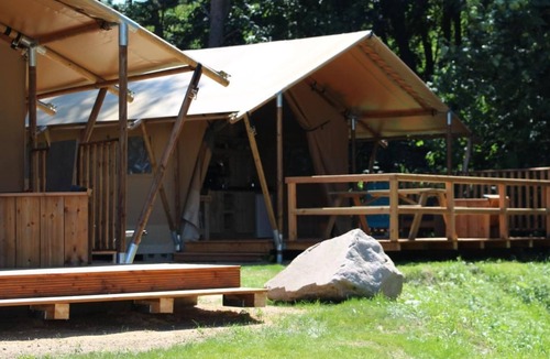 Hohenlychen House | Gemütliches Safarizelt mit Grill und Garten by Interhome