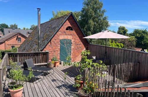Sterley Apartment | Gemütliches Schwalbennest, Resthof, Dachterrasse in Schaalseenähe