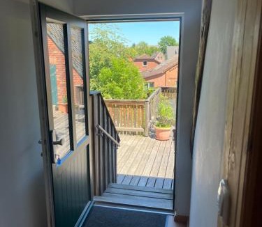 Sterley Apartment | Gemütliches Schwalbennest, Resthof, Dachterrasse in Schaalseenähe