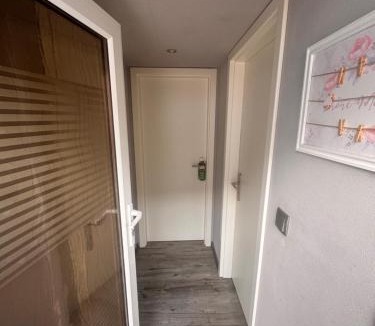 Erxleben House | gemütliches Zimmer mit eigenem Bad und separatem Eingangstor