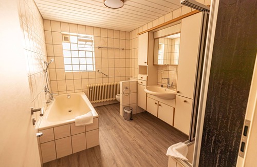 Hollfeld House | Gemeinschaftunterkunft 1 - Zi. 5 - EZ mit Großem Bett - Gasthof Schrenker