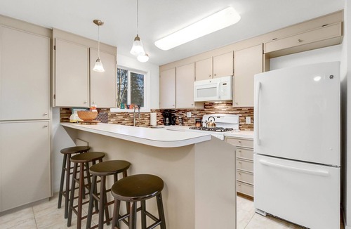 University Area House | Generational Home w/Separate Spaces 1King 2Queen, Neighbors to Prov & ANMC.