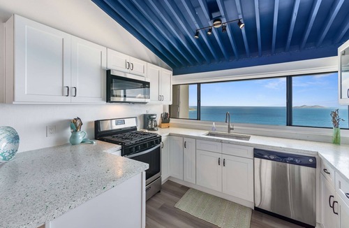 Estate Lovenlund Condo | Generator! Top Floor Condo - 5 mins to Magens