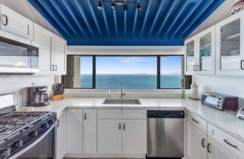 Estate Lovenlund Condo | Generator! Top Floor Condo - 5 mins to Magens