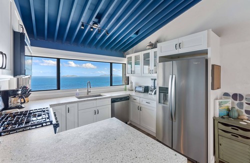 Estate Lovenlund Condo | Generator! Top Floor Condo - 5 mins to Magens