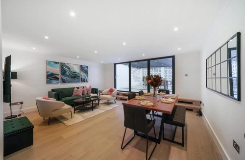 Pembridge Apartment | Generous 3-Bed Split-Level Apartment