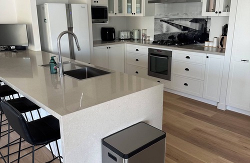 St Leonards House | Generous 5BR Beach Retreat - St Leonards Beauty