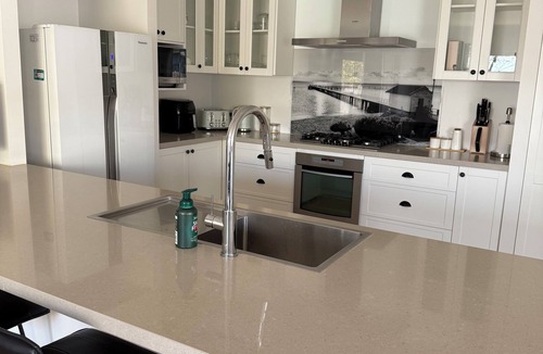 St Leonards House | Generous 5BR Beach Retreat - St Leonards Beauty
