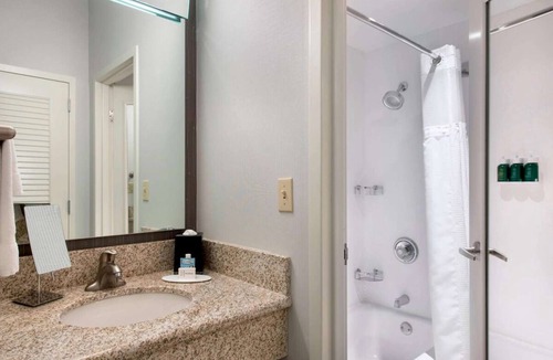 Middletown Hotel | Generously Sized Room Near the Airport w/Hot Tub & 2 Pools Access - Parking