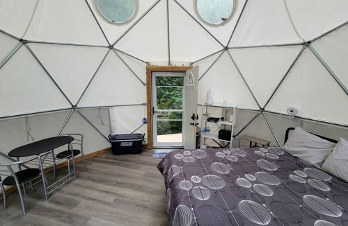 Purlear Cabin | Geodome on Creek, Great Getaway, WIFI & Hot Shower near Boone, NC