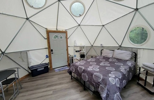 Purlear Cabin | Geodome on Creek, Great Getaway, WIFI & Hot Shower near Boone, NC