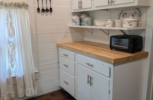 Georgetown Cottage | Georgetown cottage cozy, updated 2 bedroom 3 blocks from historic downtown