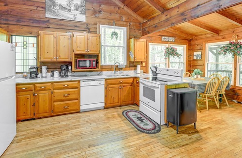Blairsville Cabin | Georgia Vacation Rental Cabin w/ Deck & Fire Pit