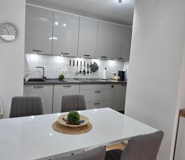 Kaufering Apartment | Geräumige Wohnung mit Balkon, Küche & Parkplatz nahe Bahnhof