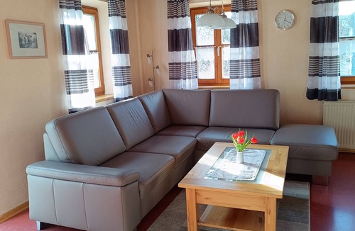 Aue Apartment | Geräumiges Feriendomizil mit Balkon - besonders für Familien geeignet