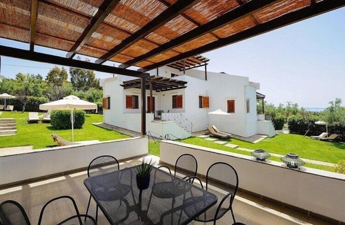 Gerakini House | Gerakini Holiday Home with a Balcony