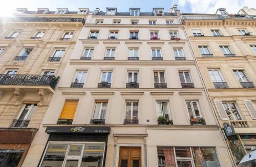 Quartier de la Folie-Mericourt Apartment | Geranimus Republic Square