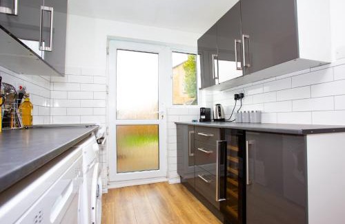 Swindon House | GERARD WALK - Spacious Home, High Speed Wi-Fi, Free Parking, Garden