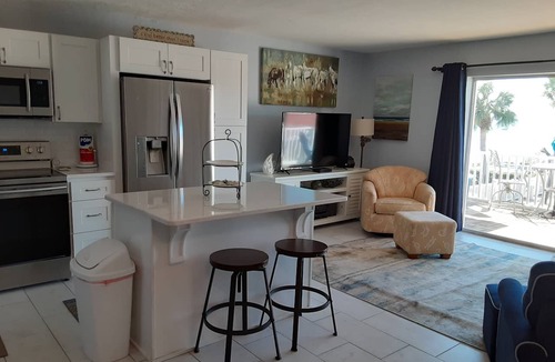 Bayview Condo | Get an additional 5% discount when you book 90 days, June, July and Aug 2026