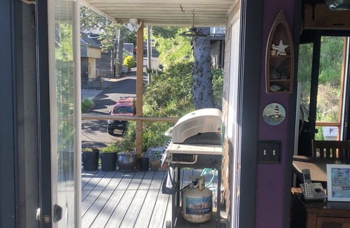 Oceanside Cottage | Get away from it all wit the sights and sounds of the pacific ocean .