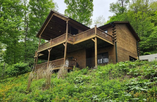 Wolf Laurel House | Get-Away Mountain Cabin. Hot Tub, Sunset Mtn. Views, Game Room, Near Asheville