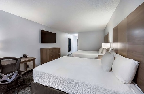 Grants Pass Hotel | Get Ready for Adventure! Minutes Away from Rogue River and Hellgate Canyon!