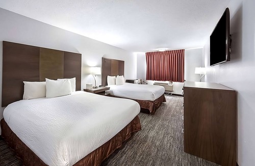 Grants Pass Hotel | Get Ready for Adventure! Minutes Away from Rogue River and Hellgate Canyon!