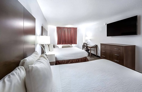 Grants Pass Hotel | Get Ready for Adventure! Minutes Away from Rogue River and Hellgate Canyon!