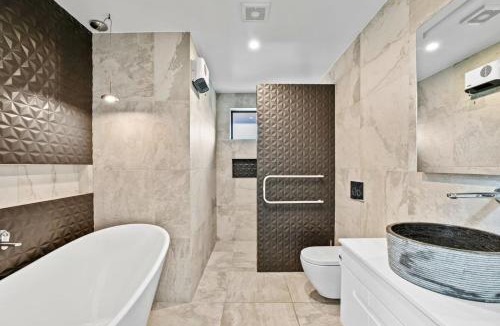 Wanaka House | Getaway on Galloway | Pet Friendly, Close to Lake!