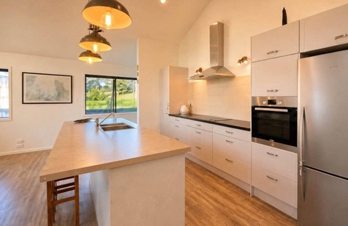 Oneroa House | Getaway Waiheke - Oneroa Village Retreat