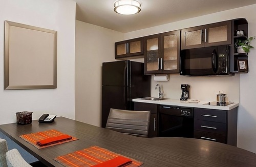Southfield Hotel | Getaway Weekend Trip! Relax w/Spacious Suite w/Living Room, FREE Parking