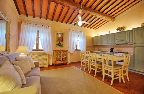 Empoli Apartment | Giaggiolo - Apartment with swimming pool