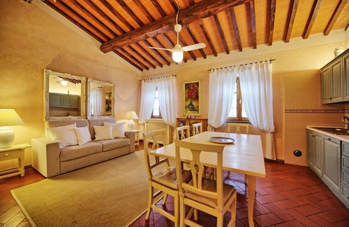 Empoli Apartment | Giaggiolo - Apartment with swimming pool