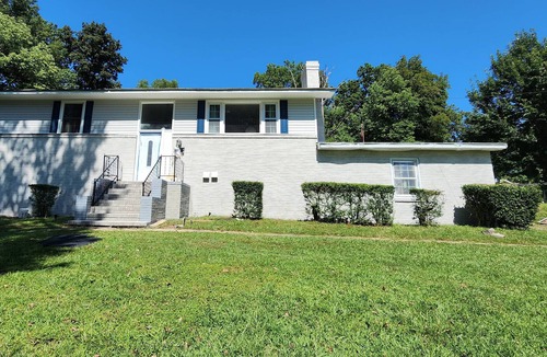 Lincoln Heights House | Gilbert Oasis - Super Spacious, 5 mins. to Uptown Charlotte & attractions - Gym - Office - Sleeps 8!
