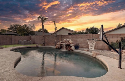 Gilbert Ranch House | Gilbert Ranch Retreat & Non Heated Pool. Walk to Shops and Restaurants.