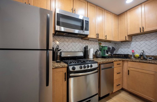 Shaw Apartment | Gilded Nest - 2BR English Basement in Logan Circle