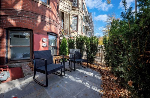 Shaw Apartment | Gilded Nest - 2BR English Basement in Logan Circle