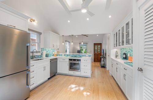 Key West Historic District House | GILLEY'S PLACE ~ Fully Renovated 1 Bedroom, 1 Bath Cottage in Old Town!