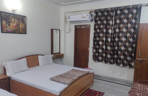 Vrindavan Hotel | Giriraj kripa