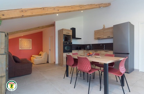 Chatte House | Gite 2 Chambres Avec Terrasse Couverte et Bain à Remous