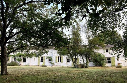 Saint-Simon-de-Pellouaille House | Gite avec piscine et grand jardin