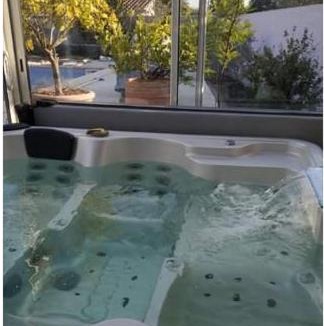 Graveson House | Gite chaleureux pour deux avec jacuzzi ou piscine selon dates