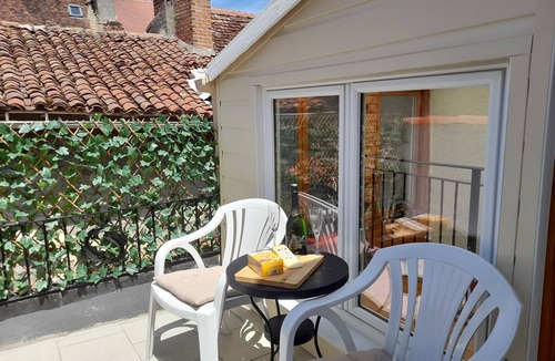 Magnac-Laval House | Gîte Déco is a beautiful Townhouse in the historical area of town with parking