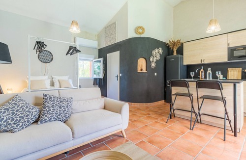 Roussillon House | Gîte 'Domaine Plan Des Devens Tendresse' with Shared Pool, Wi-Fi & Air Conditioning