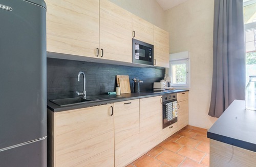 Roussillon House | Gîte 'Domaine Plan Des Devens Tendresse' with Shared Pool, Wi-Fi & Air Conditioning