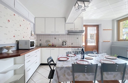 Lancie House | Gîte Fleurs de Gamay, in the heart of the Beaujolais region. Pets allowed